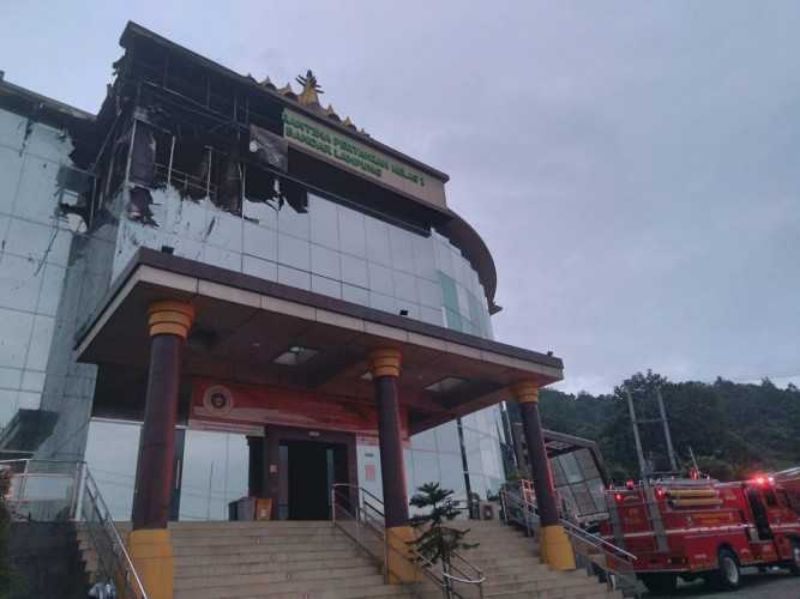 Kobaran Api Hanguskan Lantai 3 Kantor Balai Karantina Bandar Lampung