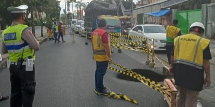 Gorong-gorong Tua Buat Amblas Jalan ZA Pagar Alam