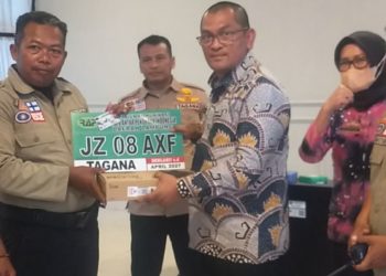 Kadis Sosial Serahkan Bantuan Ke Tagana