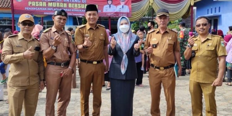 Bupati Dewi Handajani Hadiri Pasar Murah di Kecamatan Gunung Alip