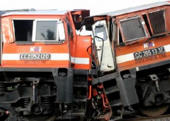 Dua Rangkaian Kereta Babaranjang Adu Kambing