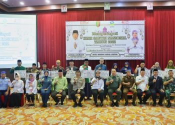 Pemprov Lampung Serahkan Penghargaan dan Bantuan Sosial