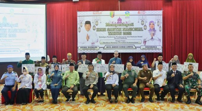 Pemprov Lampung Serahkan Penghargaan dan Bantuan Sosial