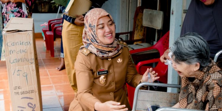 Wagub Chusnunia Beri Bantuan Kursi Roda kepada Warga Kemiling, Bandar Lampung