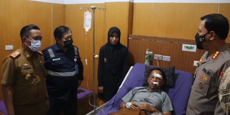 Ganjar dan Pandra Kunjungi Korban Kecelakaan Kereta Babaranjang