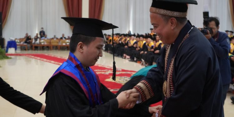 Tepat Hari Pahlawan, Kampus The Best IIB Darmajaya Mewisuda 490 Lulusan