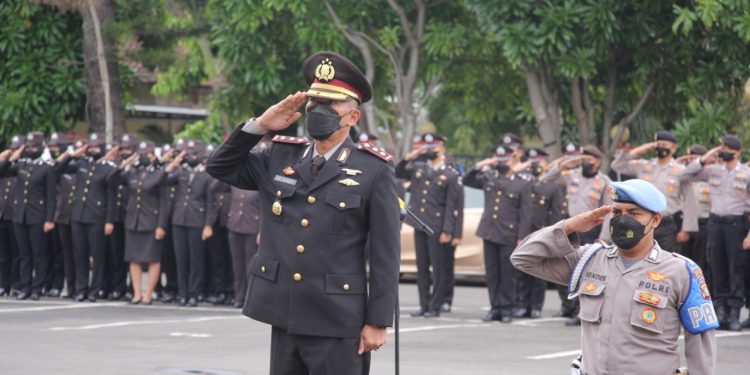 Pimpin Upacara Hari Pahlawan, Wakapolresta Bandar Lampung Bacakan Amanat Mensos