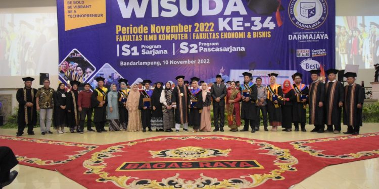 Wisuda ke-34 IIB Darmajaya Bertabur Beasiswa, Ini Pesan Kepala LLDikti Wilayah II Palembang