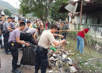 Cegah Banjir, TNI-Polri Dan Warga Bersih-Bersih Bantaran Sungai