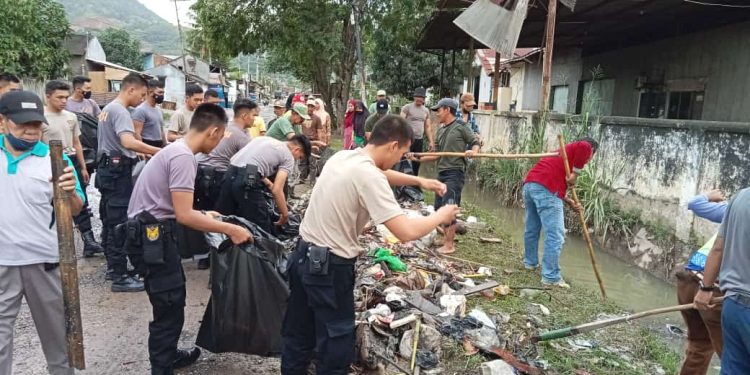Cegah Banjir, TNI-Polri Dan Warga Bersih-Bersih Bantaran Sungai
