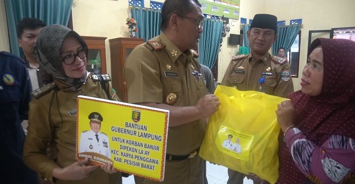 Gubernur Arinal Serahkan Bantuan Sembako dan Bufferstock Untuk Korban Banjir dan Tanah Longsor di Pesibar