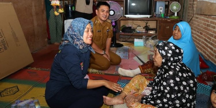 Wagub Chusnunia Chalim Berikan Bantuan Kursi Roda kepada Warga Pesawaran