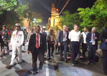 Kapolda Bali Terjun Langsung Kawal Pengamanan Presiden Prancis yang Jalan Kaki 2 Km