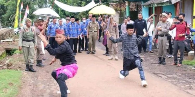 Kunker Wabup Lampura Disambut Acara Adat