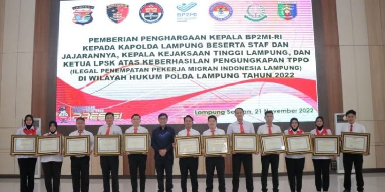 19 orang Pejabat dan anggota Polda Lampung dapat penghargaan dari BP2MI
