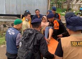 Pertolongan Korban Gempa Cianjur di Desa Terisolir Dilakukan, Brimob Polri Evakuasi Pakai Tandu
