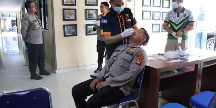 Untuk Kembali Mencegah Penyebaran Covid-19, Kapolres Lamtim Beserta PJU Melaksanakan Tes Swab Antigen