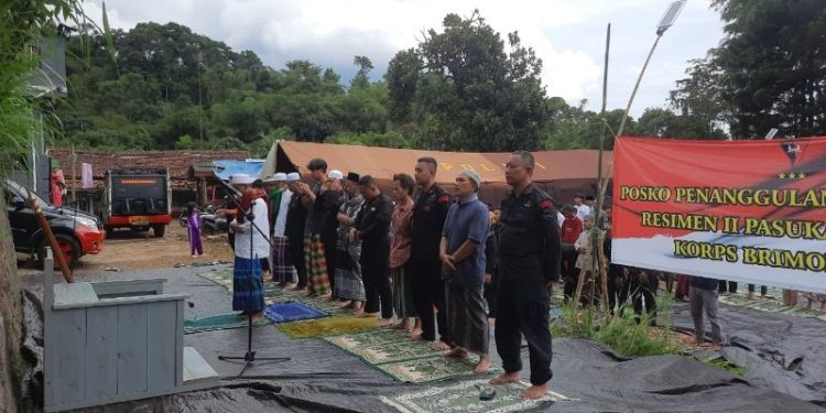 Polri Gelar Salat Jumat dan Salat Gaib Berjamaah di Lokasi Gempa Cianjur