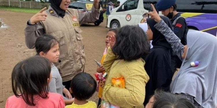Upaya Polri Kembalikan Senyum Anak-anak dan Ibu-ibu Korban Gempa Cianjur