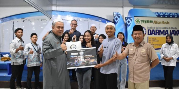 Orkem Kampus The Best–Lazis IIB Darmajaya Serahkan Dana Bantuan Gempa Cianjur Melalui DT Peduli