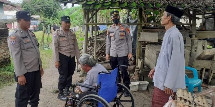 Bagikan Bansos, Iptu Harun: Semoga Lekas Sembuh Nenek Ujuk