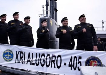 Naik Kapal Selam KRI Alugoro-405, Puan Terima Brevet Kehormatan TNI AL