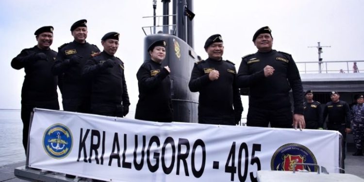 Naik Kapal Selam KRI Alugoro-405, Puan Terima Brevet Kehormatan TNI AL