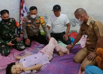 Babinsa Koramil 04/TKT Bersama Bhabinkamtibmas Dan Lurah Tanjung Raya Jenguk Warga yang Sakit