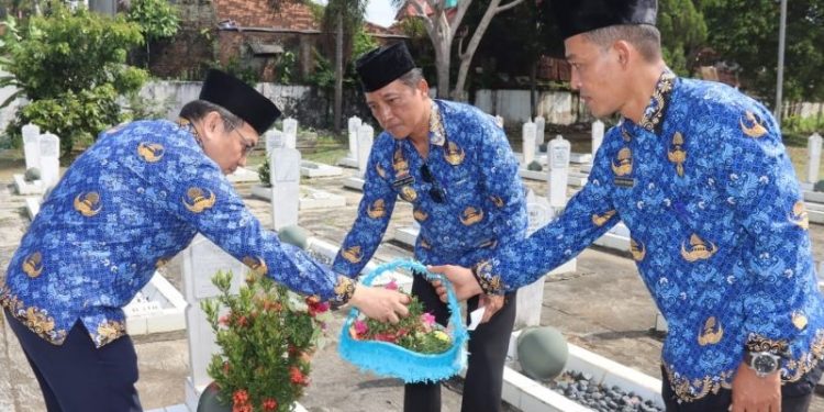 Anggota Korpri Melaksanakan Ziarah ke Taman Makam Pahlawan