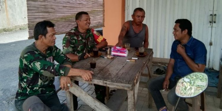 Tingkatkan Kamtibmas Di Wilayah, Babinsa Koramil 410-01/Panjang Sambangi Warga Laksanakan Komsos