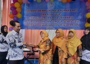 SMPN 14 Memberikan Penghargaan kepada Guru Berdedikasi dan Guru yang Telah Purnabakti