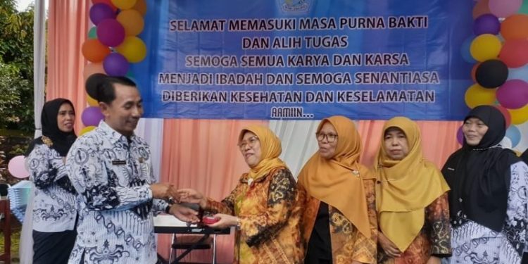 SMPN 14 Memberikan Penghargaan kepada Guru Berdedikasi dan Guru yang Telah Purnabakti
