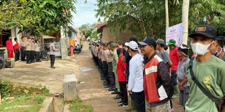Bersama Masyarakat, Polresta Bandar Lampung Bersihkan Sungai