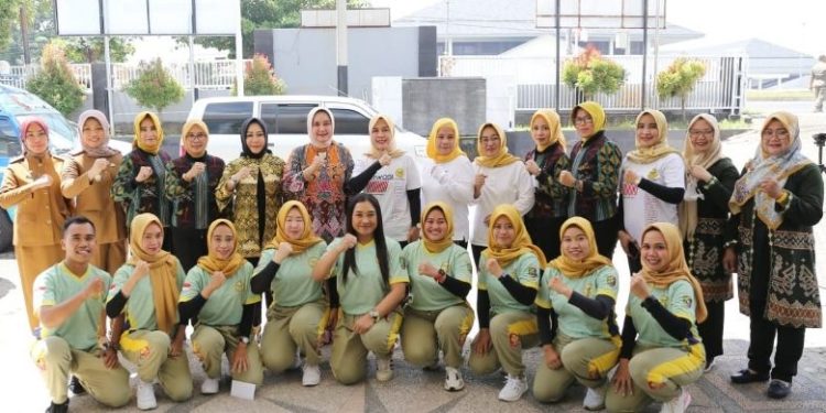 Ibu Riana Sari Arinal Lepas Kontingen Lampung Mengikuti Lomba Senam Kreasi Perwosi Tingkat Nasional