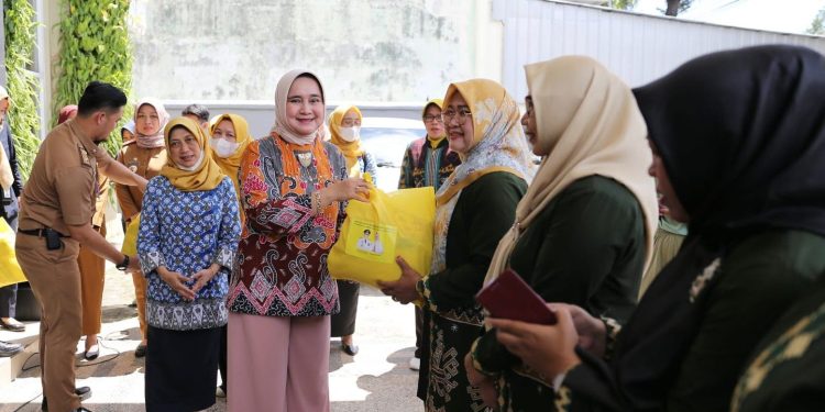 Ibu Riana Sari Arinal Serahkan Bantuan Sembako kepada Alumni Forhati