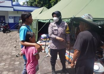 Rumahnya Hancur Akibat Gempa Cianjur, Polwan Bhabinkamtibmas Ini Tetap Jalani Tugas Layani Masyarakat