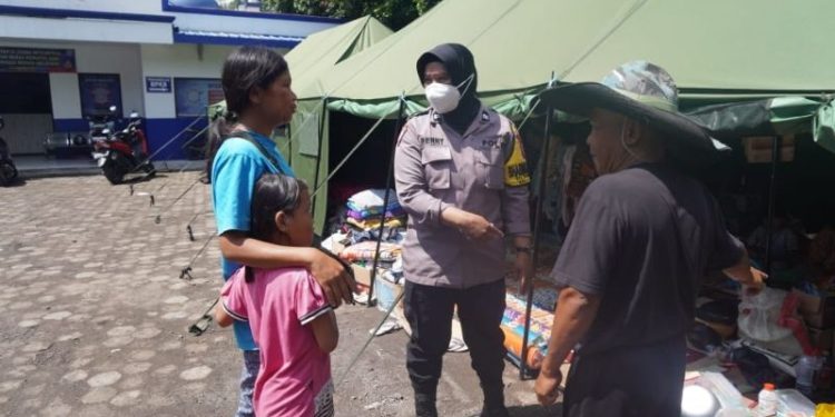 Rumahnya Hancur Akibat Gempa Cianjur, Polwan Bhabinkamtibmas Ini Tetap Jalani Tugas Layani Masyarakat