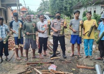 Siap Rutin Ronda, Briptu Komaruden Bersama Warga Trisnomulyo Buat Kentongan