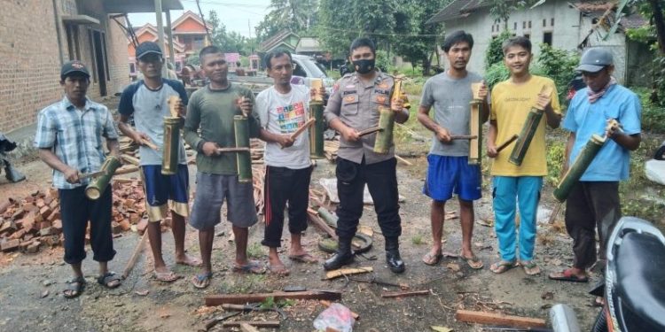 Siap Rutin Ronda, Briptu Komaruden Bersama Warga Trisnomulyo Buat Kentongan