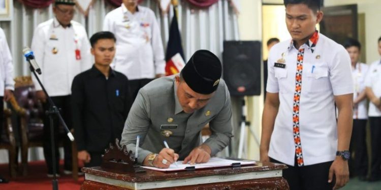 Bupati Lambar Melantik 177 Anggota Lembaga Himpun Pemekonan