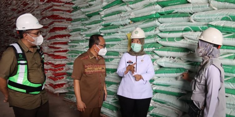 Wagub Chusnunia Melakukan Pengawasan Penyaluran Pupuk di Pelabuhan Peti Kemas Panjang