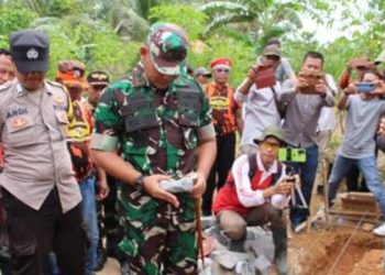 Dandim 0421/LS Lakukan Peletakan Batu Pertama Program Bedah Rumah di Desa Bandardalam