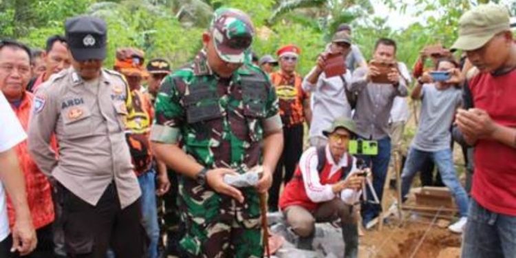 Dandim 0421/LS Lakukan Peletakan Batu Pertama Program Bedah Rumah di Desa Bandardalam