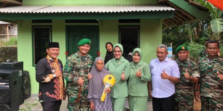 Peringati Hari Juang TNI AD, Kodim 0421/LS Memberikan Hadiah Rumah Kepada Warga