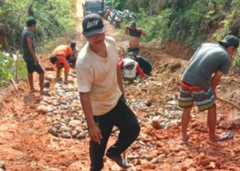 Tak Kunjung Ada Perhatian, Warga di Seluma Ini Perbaiki Jalan Sendiri