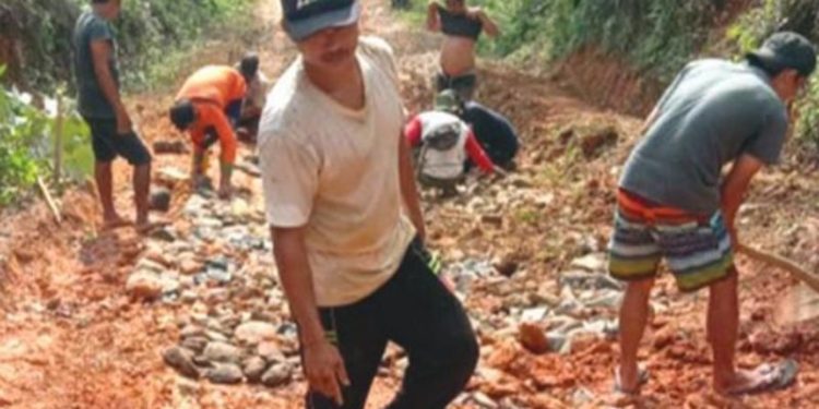 Tak Kunjung Ada Perhatian, Warga di Seluma Ini Perbaiki Jalan Sendiri