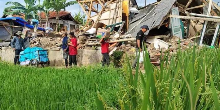Bantuan untuk Korban Gempa Cianjur Diangkut dengan Gerobak