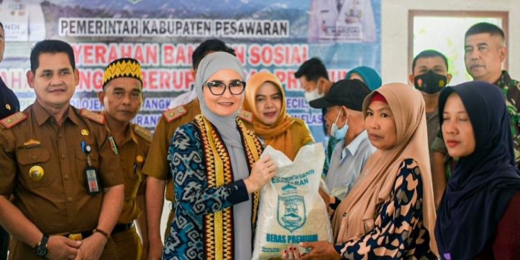 Ketua TP PKK Kabupaten Pesawaran Bersama Dinas Ketahanan Pangan Salurkan Bantuan Beras Premium di Kedondong