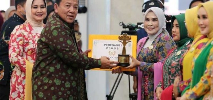 Ketua TP PKK Lamsel Terima Penghargaan Juara 1 P3KSS se-Provinsi Lampung