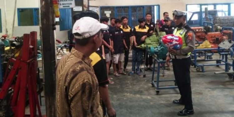 Satlantas Polres Metro Sosialisasi Aturan Lalu Lintas di Sekolah Mengemudi